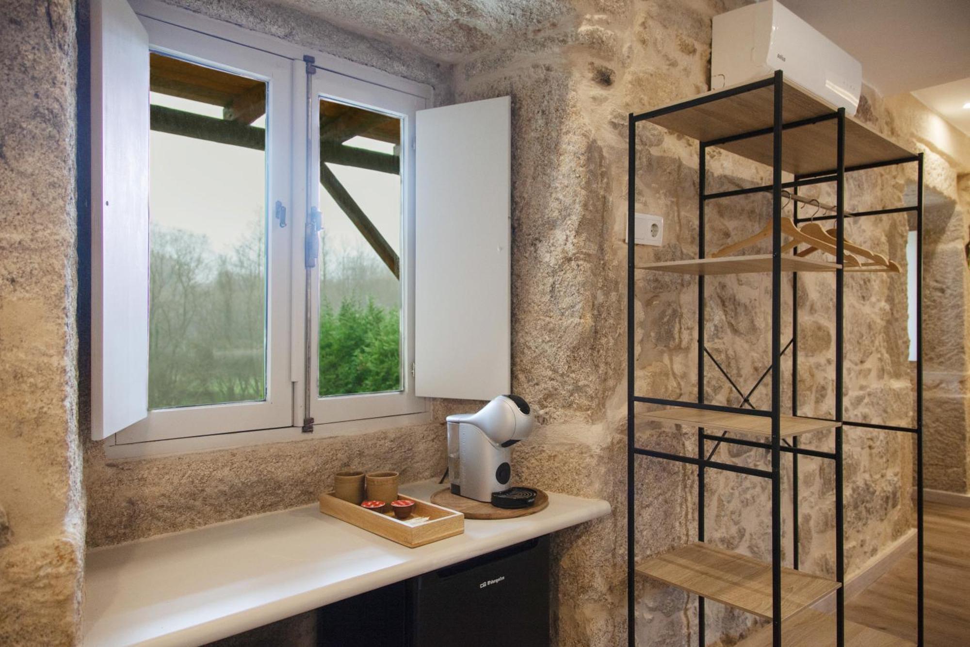 Habitación con cama grande y bañera de hidromasaje