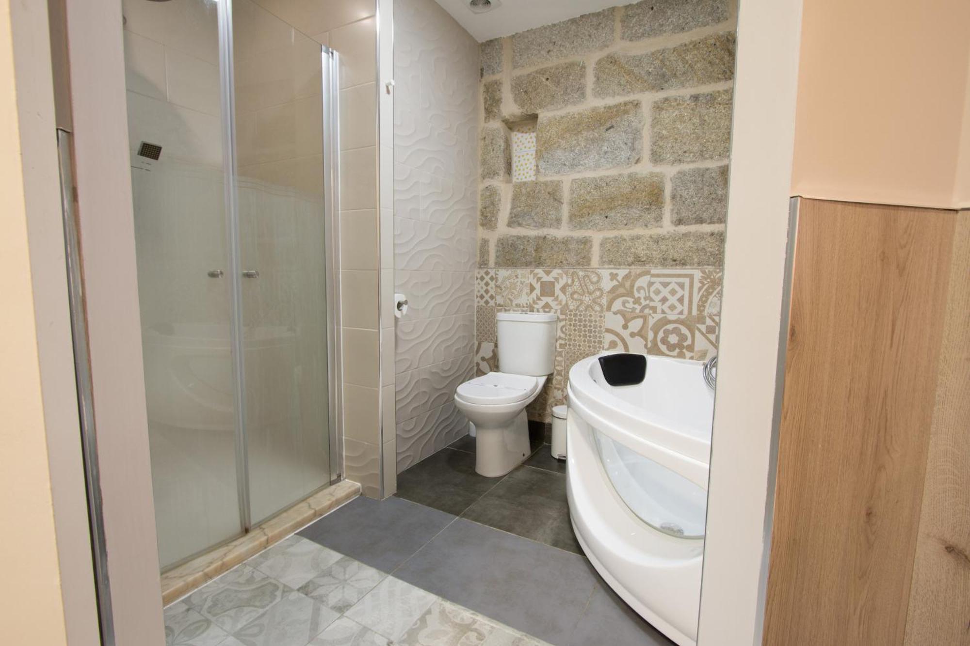 Habitación con cama extragrande y bañera de hidromasaje