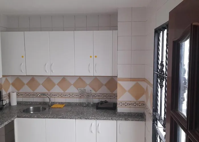 Casa Independiente En Nervion Junto A Parada Del Metro