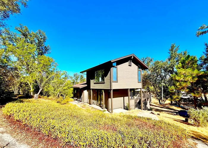 Modern Yosemite Cabin, 15Min Bass Lake, Sleeps 8